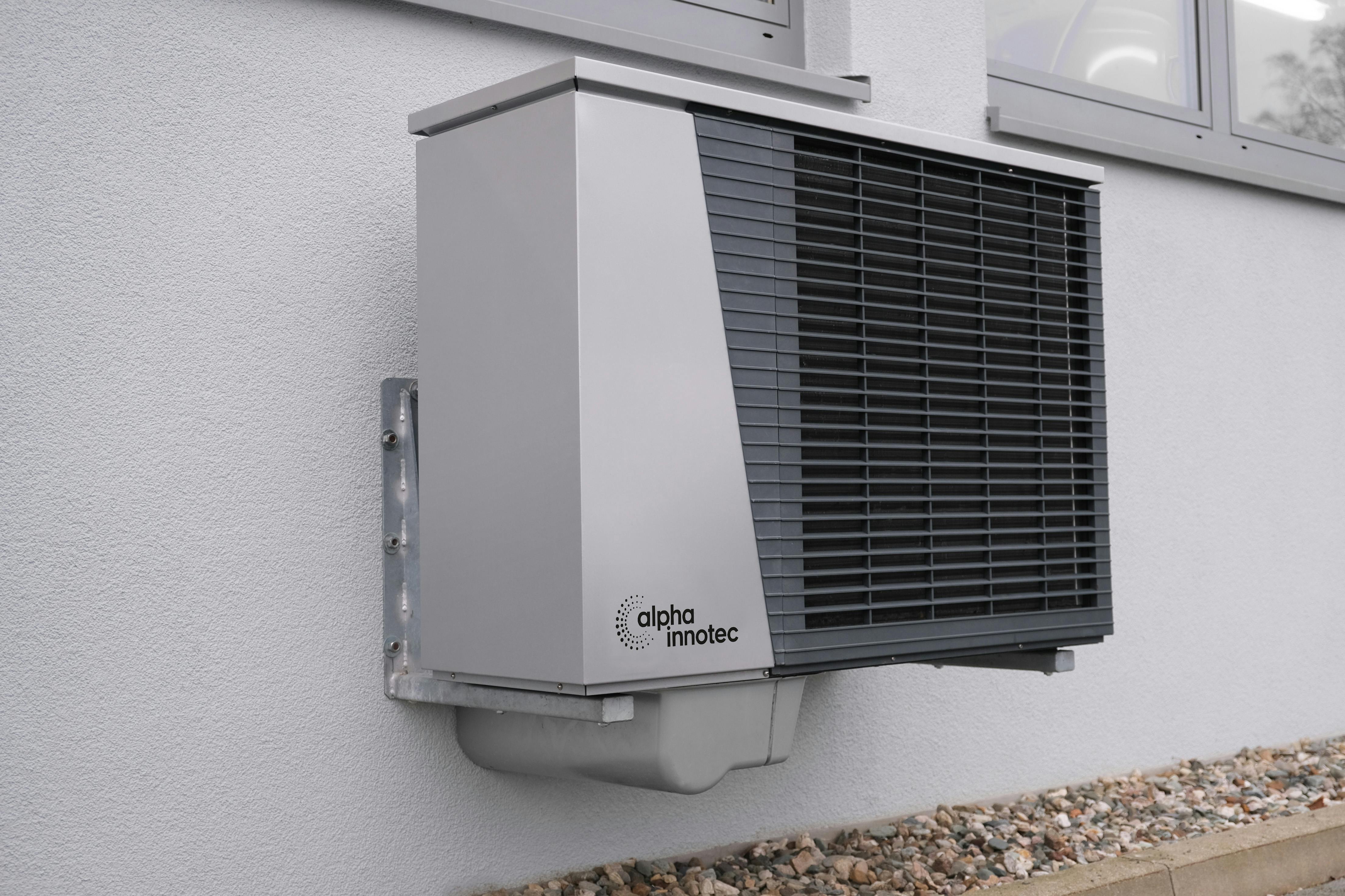 Unidad exterior de climatización instalada en fachada en Madrid - LEFTARO